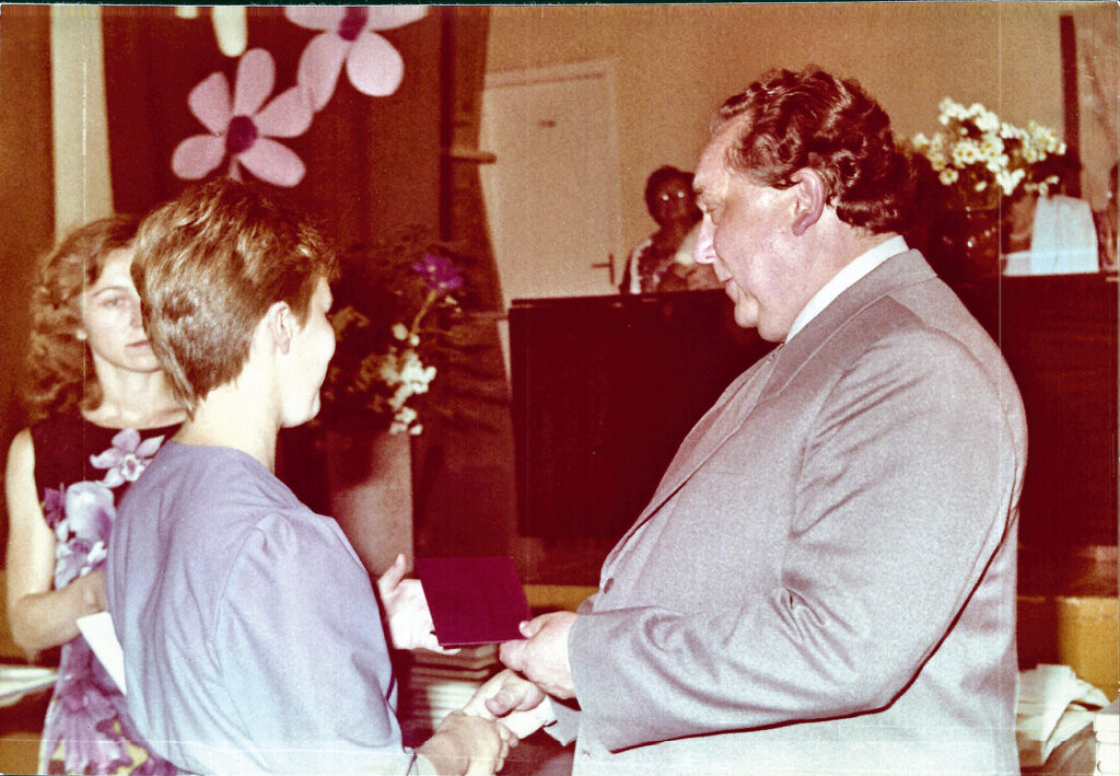 Annely Hordo ja direktor Heinar Tedremaa lõpuaktusel, juuni 1988.