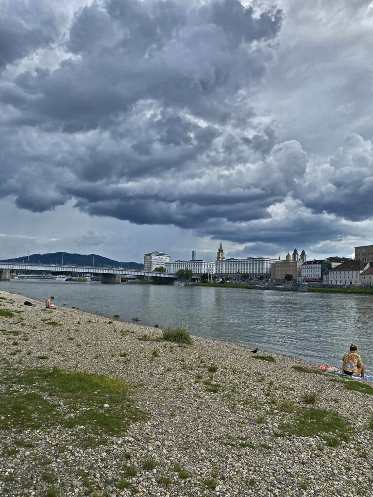 Aeg iseendale kohalikus rannas Donau ääres.