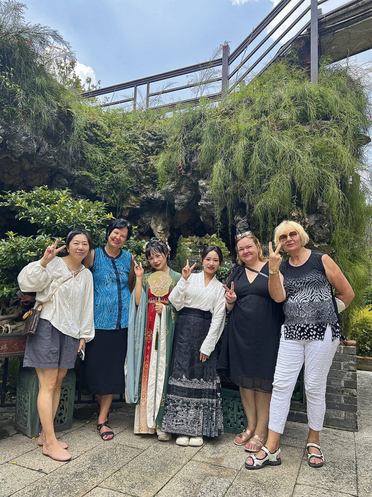 Linnas jalutades saime tuttavaks inglise keele õppejõuga (pildil vasakul), kelle abil saime külastada Keyuani muuseumit ja aeda, kus toimus ka moefotode pildistamine.